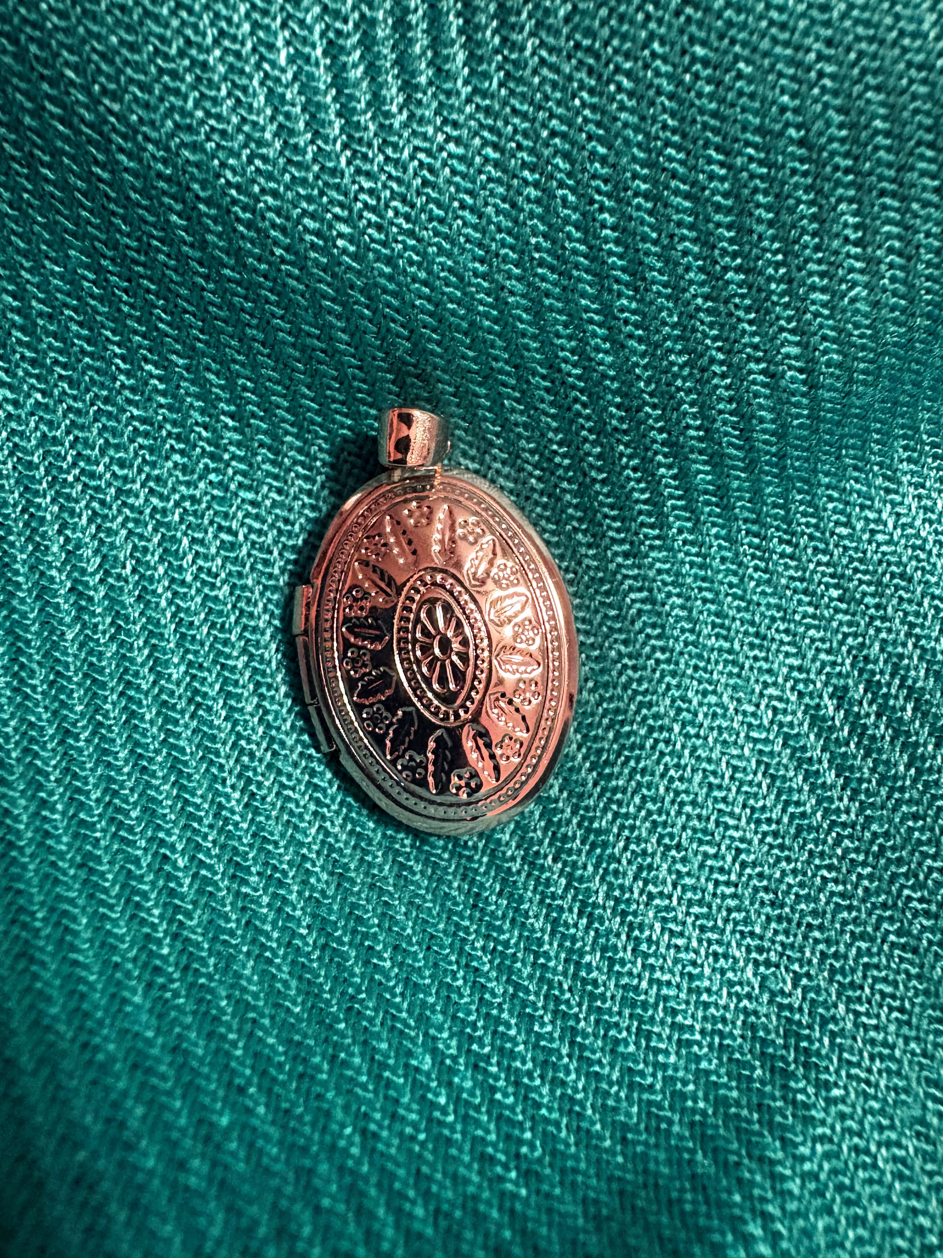 Oval locket